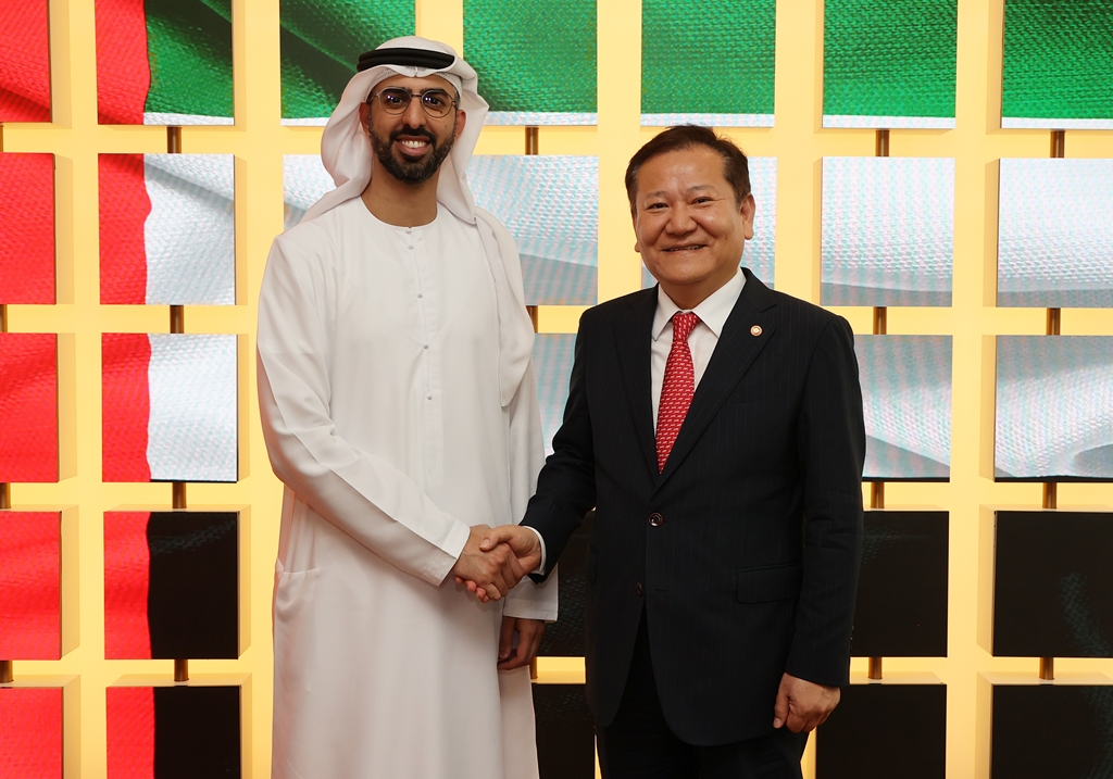 Minister of the Interior and Safety Lee Sang-min takes a photo with His Highness Omar bin Sultan Al Olama, UAE Minister of State for Artificial Intelligence, Digital Economy and Remote Work Applications after discussing artificial intelligence (AI) and government innovation at Jumeirah Emirates Towers in Dubai, United Arab Emirates (UAE) on the afternoon of 5 March (local time).