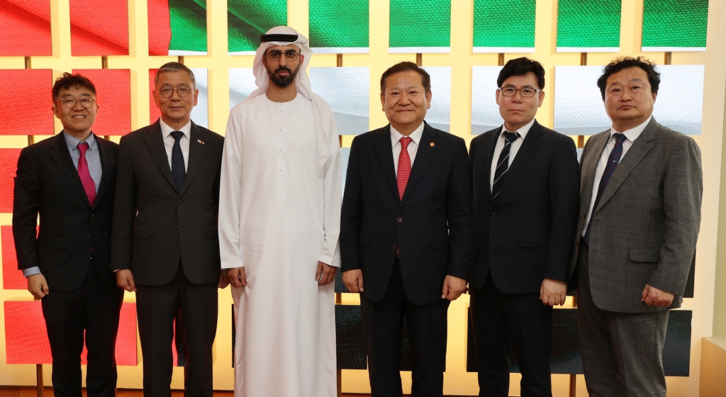 Minister of the Interior and Safety Lee Sang-min takes a photo with His Highness Omar bin Sultan Al Olama, UAE Minister of State for Artificial Intelligence, Digital Economy and Remote Work Applications after discussing artificial intelligence (AI) and government innovation at Jumeirah Emirates Towers in Dubai, United Arab Emirates (UAE) on the afternoon of 5 March (local time).