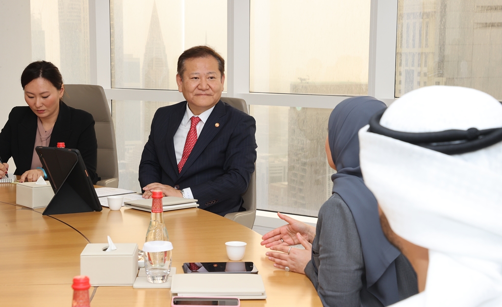 Minister of the Interior and Safety Lee Sang-min discusses ways to strengthen cooperation in the field of digital government and government innovation with Her Highness Ohoud Al Roumi, UAE Minister of State for Government Development and the Future at Jumeirah Emirates Towers in Dubai, United Arab Emirates (UAE) on the afternoon of 5 March (local time).