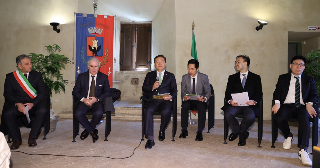 Minister of the Interior and Safety Lee Sang-min visits Maenza, central Italy, on the morning of March 8 (local time) to attend a briefing on the '1 Euro Project', which aims to solve the problems of population outflow from and disappearance of local cities by renovating abandoned houses.