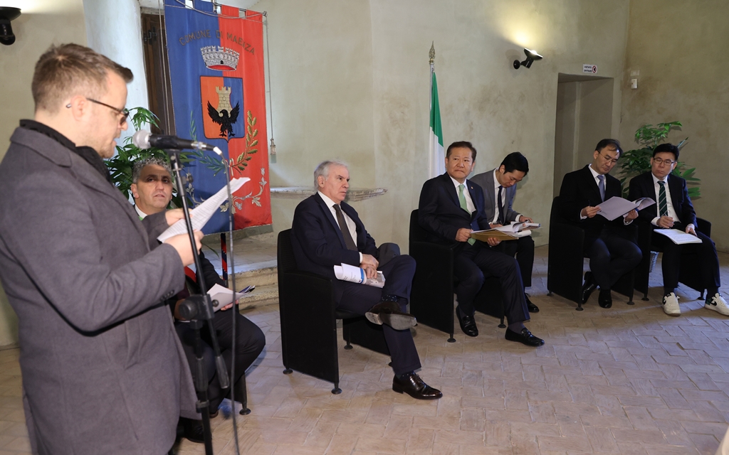 Minister of the Interior and Safety Lee Sang-min visits Maenza, central Italy, on the morning of March 8 (local time) and listens to an official from the city of Maenza on the progress of the '1 Euro Project', which aims to solve the problems of population outflow from and disappearance of local cities by renovating abandoned houses.
