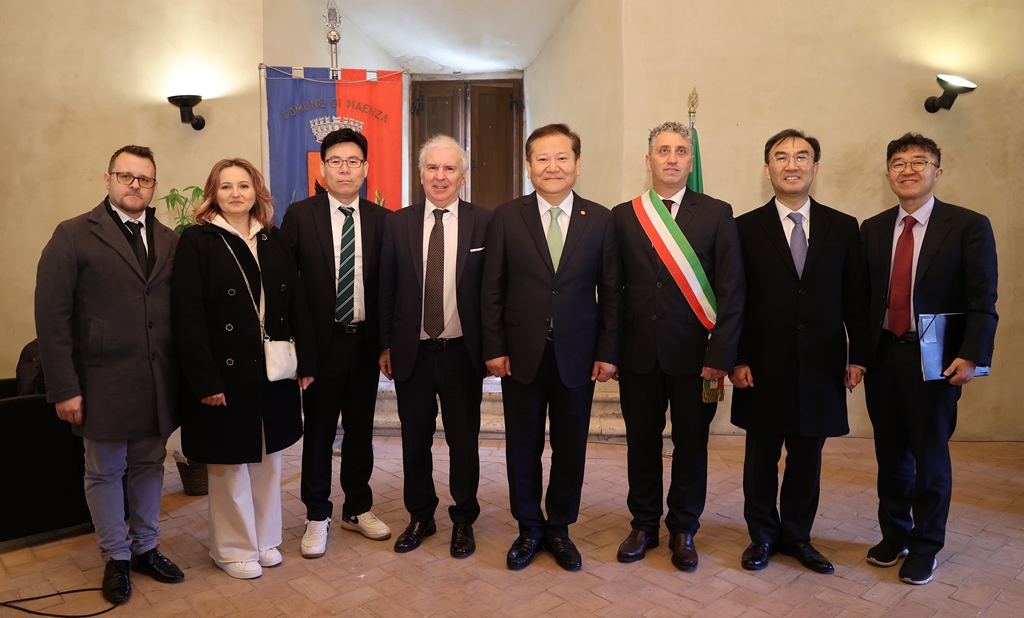 Minister of the Interior and Safety Lee Sang-min visits Maenza, central Italy, on the morning of March 8 (local time) and takes a commemorative photo with officials from the city of Maenza, Italy, after attending a briefing on the '1 Euro Project', which aims to solve the problems of population outflow from and disappearance of local cities by renovating abandoned houses.