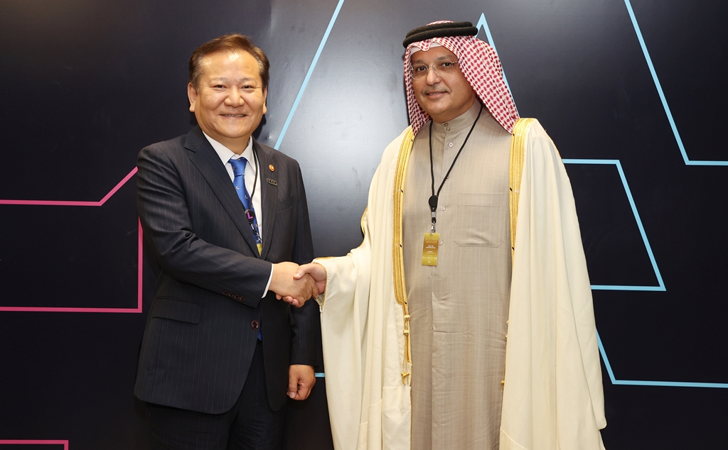 Minister of the Interior and Safety Lee Sang-min poses for a photo with the Qatari Minister of Communications and Information Technology, Mohammed bin Ali Al Mannai, before a meeting at the Riyadh International Convention and Exhibition Centre in Saudi Arabia on the afternoon of 4 March (local time).