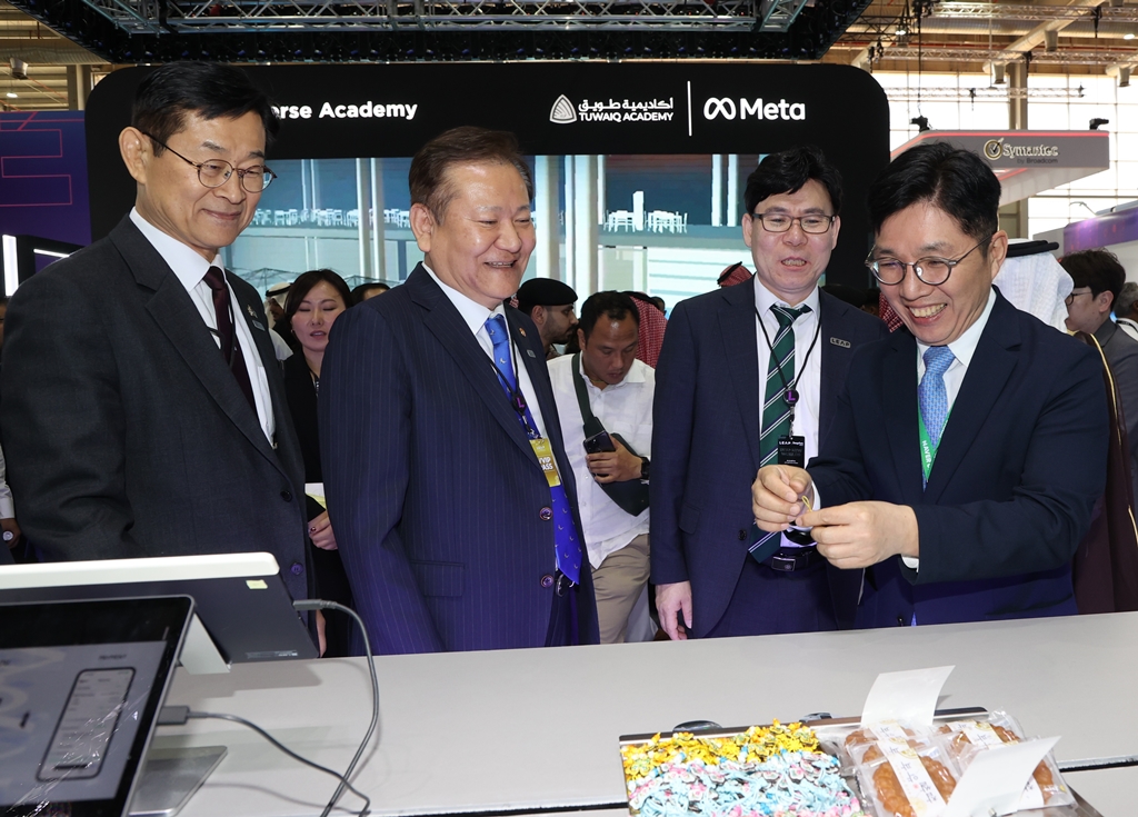 Minister of the Interior and Safety Lee Sang-min attends LEAP 2024 held at the Riyadh International Convention and Exhibition Center in Saudi Arabia on the afternoon of 4 March (local time), visiting the pavilion of Naver, a Korean participating company in LEAP 2024 and talking with participants.