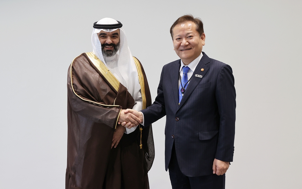 Minister of the Interior and Safety Lee Sang-min takes a photo with Saudi Arabia's Minister of Communications and Information Technology Abdullah Alswaha after meeting with him at the Riyadh International Convention and Exhibition Centre in Saudi Arabia on the afternoon of 4 March (local time) to discuss ways to strengthen cooperation in the field of digital government.