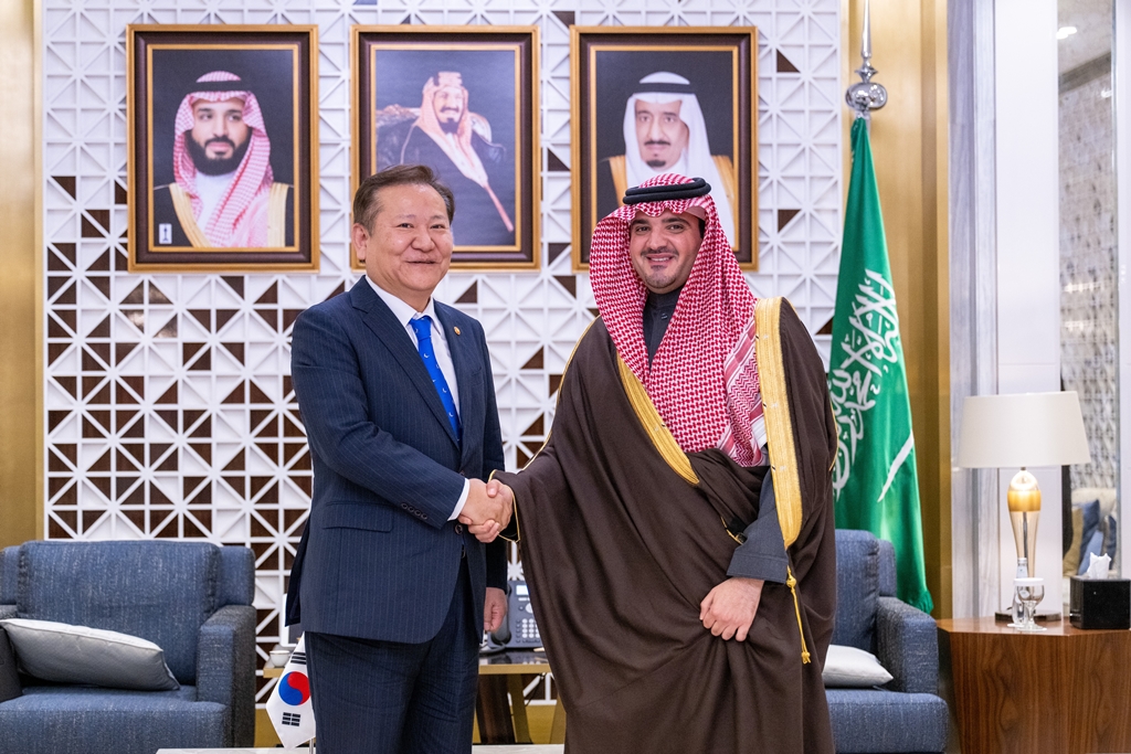 Minister of the Interior and Safety Lee Sang-min takes a photo before a meeting with Saudi Arabia's Interior Minister Abdulaziz bin Saud bin Nayef Al Saud at the Ministry of Interior in Saudi Arabia on the afternoon of 4 March (local time).