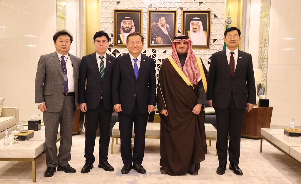 Minister of the Interior and Safety Lee Sang-min takes a photo with participants before meeting with Saudi Arabia's Interior Minister Abdulaziz bin Saud bin Nayef Al Saud at the Ministry of Interior in Saudi Arabia on the afternoon of 4 March (local time).