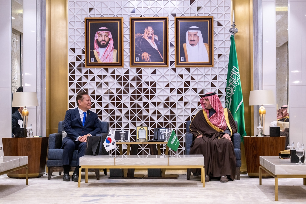 Minister of the Interior and Safety Lee Sang-min meets with Saudi Arabia's Interior Minister Abdulaziz bin Saud bin Nayef Al Saud at the Ministry of Interior in Saudi Arabia on the afternoon of 4 March (local time).