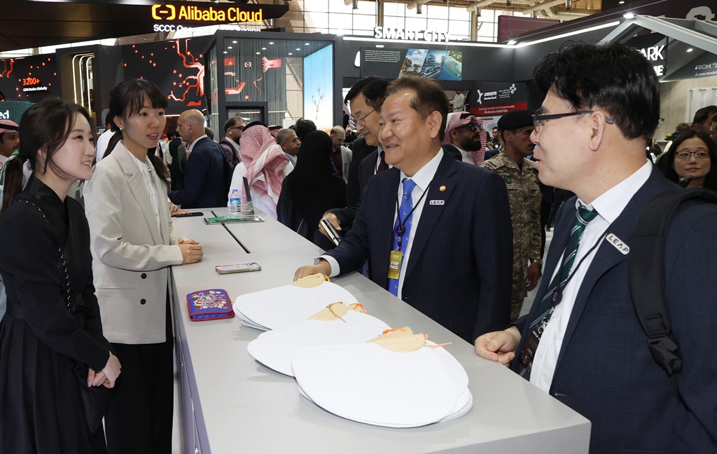 Minister of the Interior and Safety Lee Sang-min attends LEAP 2024 held at the Riyadh International Convention and Exhibition Center in Saudi Arabia on the afternoon of 4 March (local time), visiting the pavilion of Naver, a Korean participating company in LEAP 2024 and talking with participants.