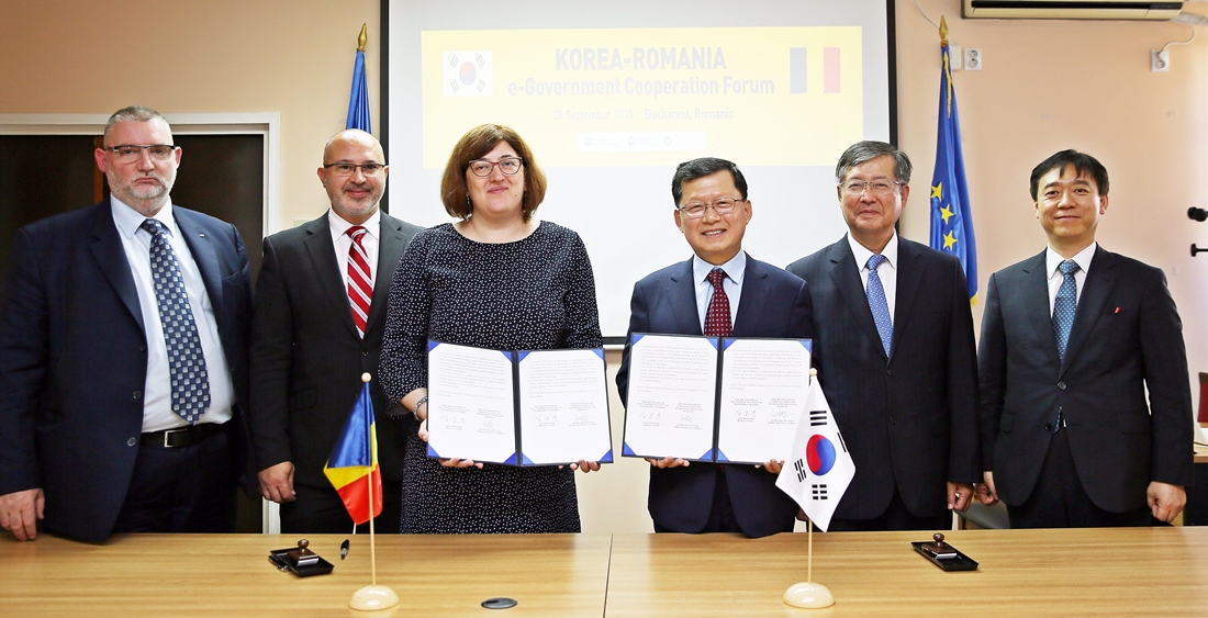 Vice Minister Shim Bo-kyun and State Secretary of the Romanian Ministry of Communications and Information Society Maria-Manuela Catrina signed a Memorandum of Understanding (MOU) for cooperation on e-government, and took photos together on September 29 in Romania. 