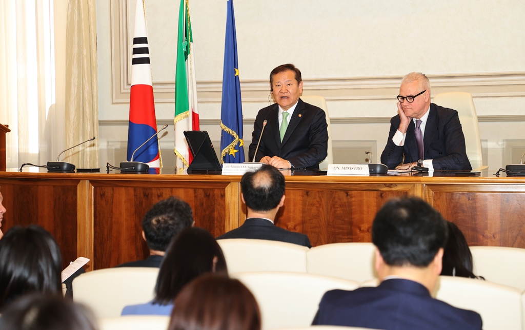 Minister of the Interior and Safety Lee Sang-min delivers an opening speech at the Korea-Italy Cooperation Forum on Public Governance held to commemorate the 140th anniversary of diplomatic relations between Korea and Italy at the Public Administration building in Rome, Italy, on the morning of March 7 (local time).