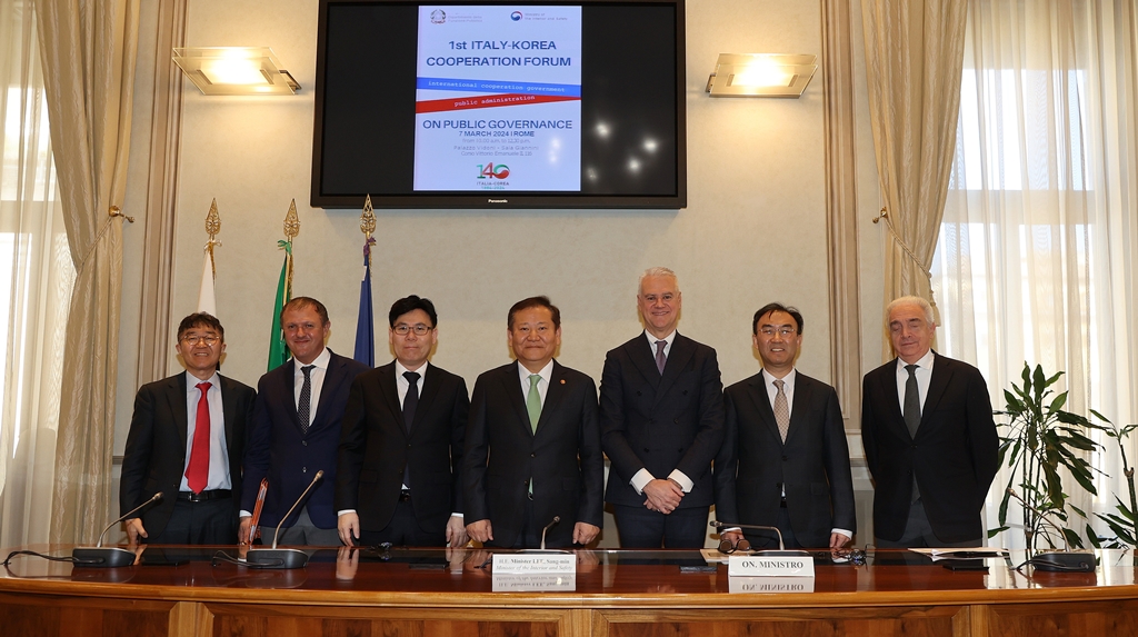 Minister of the Interior and Safety Lee Sang-min takes a commemorative photo with Italian Minister of Public Administration Paolo Zangrillo and participants at the Korea-Italy Cooperation Forum on Public Governance held to commemorate the 140th anniversary of diplomatic relations between Korea and Italy at the Public Administration building in Rome, Italy, on the morning of March 7 (local time).
