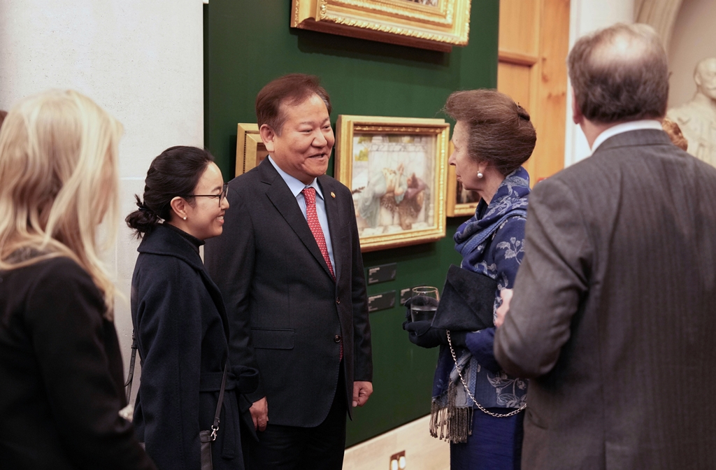 Minister of the Interior and Safety Lee Sang-min chats with Britain's Princess Anne at a reception for the Global Fraud Summit in London, England, on the afternoon of March 10 (local time).