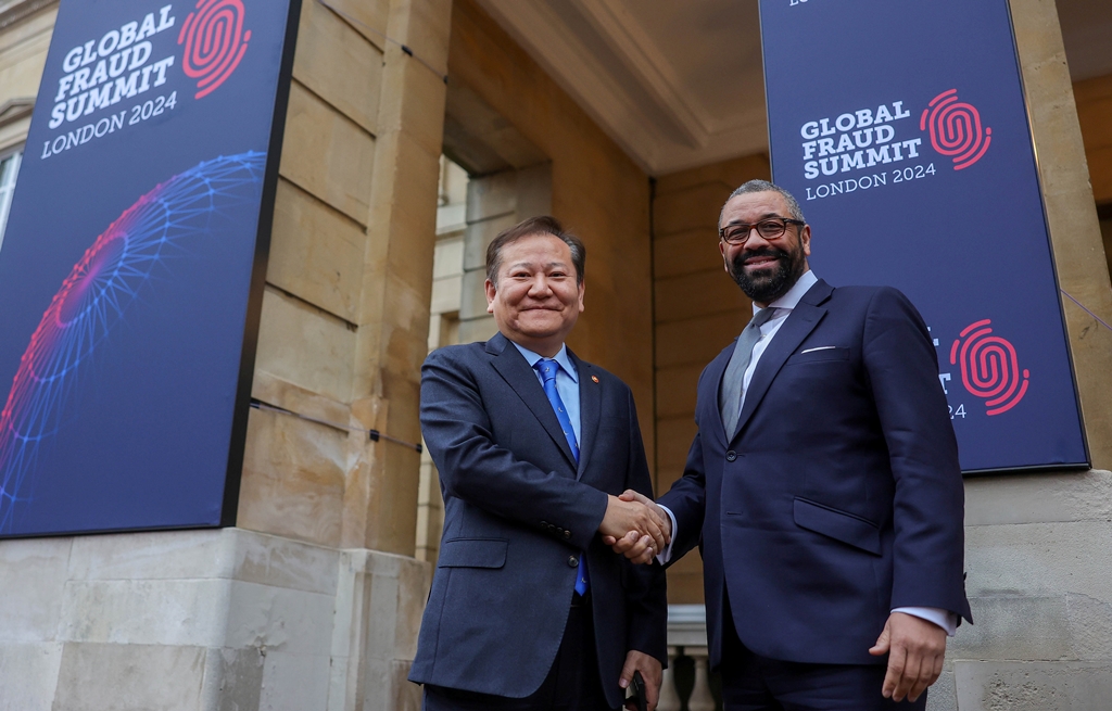 Minister of the Interior and Safety Lee Sang-min takes a commemorative photo with British Home Secretary James Cleverly at the Global Fraud Summit in London, England, on the morning of March 11 (local time).