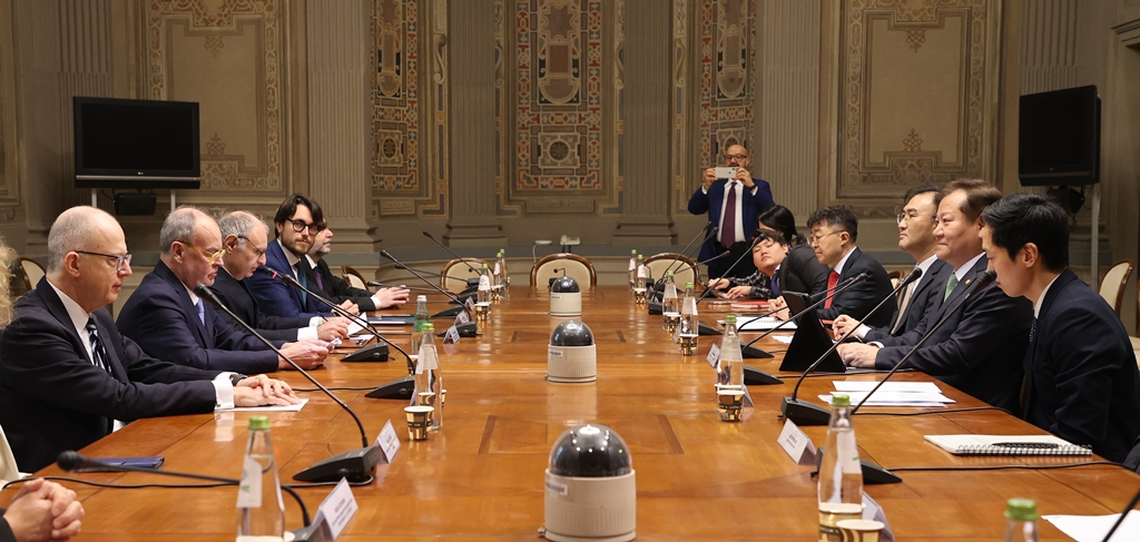 Minister of the Interior and Safety Lee Sang-min discusses the local autonomy and local-led balanced development policies of both countries with Italian Minister for Regional Affairs and Autonomies Roberto Calderoli at the Regional Affairs and Automonies building in Rome, Italy, on the morning of March 7 (local time).