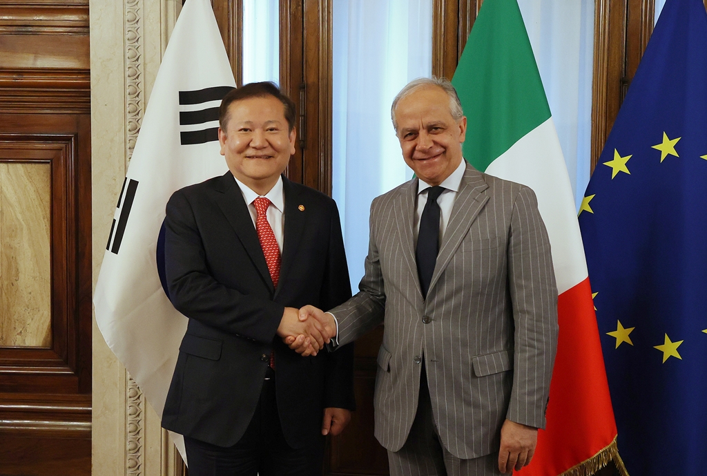 Minister of the Interior and Safety Lee Sang-min takes a commemorative photo with Italian Interior Minister Matteo Piantedosi after discussing ways of cooperation in public safety, including forensic science and narcotic crime investigations at the Ministry of the Interior in Rome, Italy, on the morning of March 7 (local time).