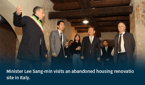 Minister Lee Sang-min visits an abandoned housing renovation site in Italy.