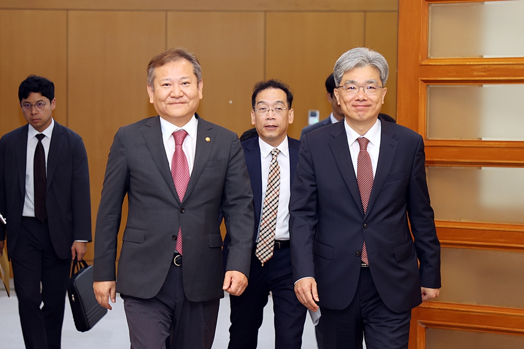 Minister of the Interior and Safety Lee Sang-min (on the left) and Minister of National Court Administration Justice Kim Sanghwan enter the venue of an MOU ceremony to link seal information and registration systems at the Supreme Court in Seocho-gu, Seoul, on Monday afternoon of the 29th.