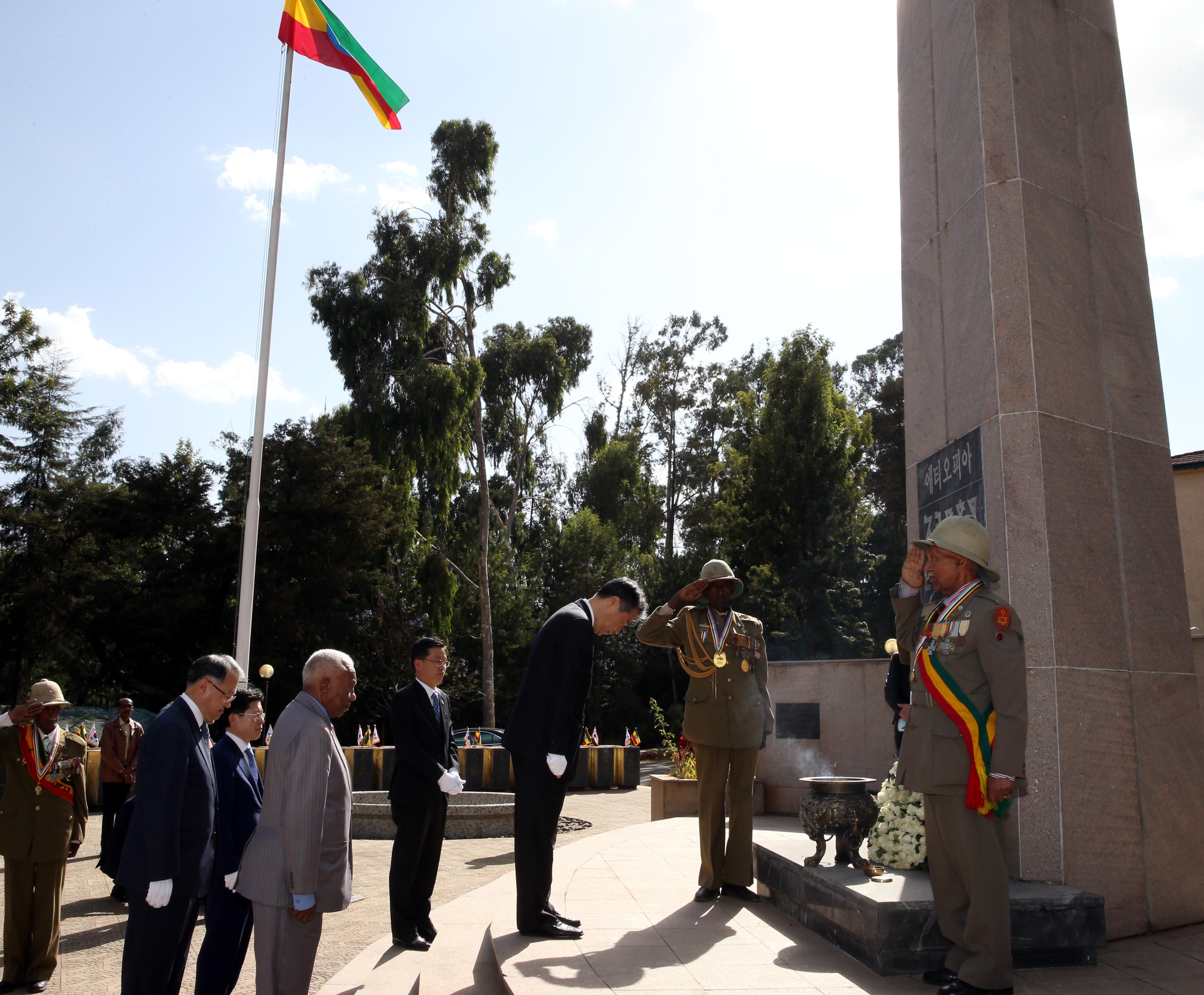 정종섭 장관, 에티오피아 '한국전 참전용사기념비' 헌화