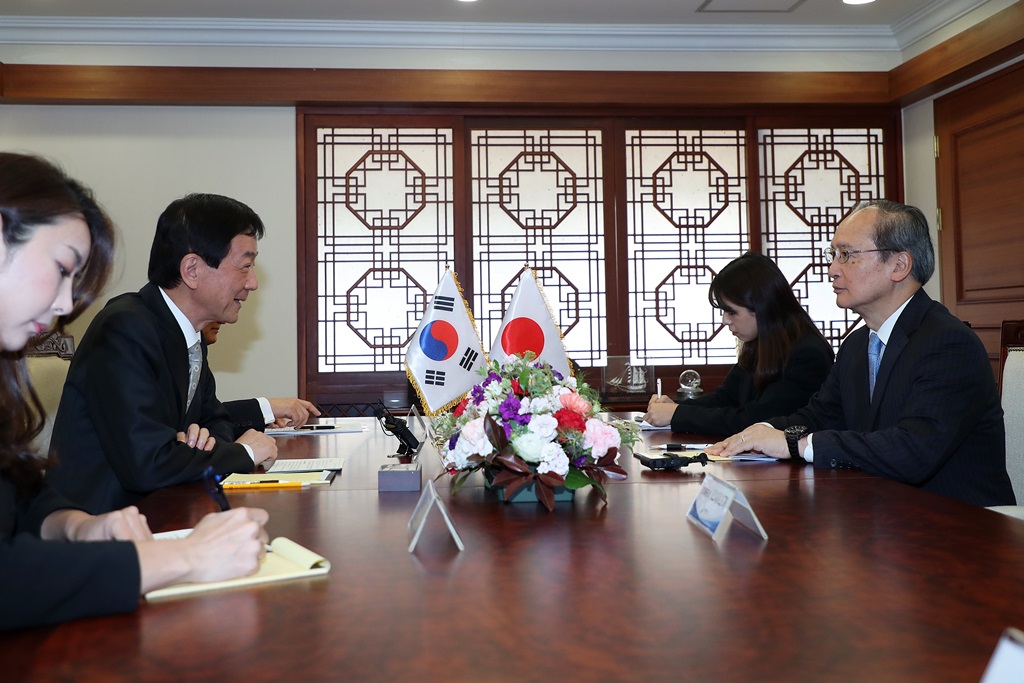 진영 장관이 15일 오전 정부서울청사에서 나가미네 주한 일본대사를 접견하고 양국 간 업무 협조에 대해 논의하고 있다.
