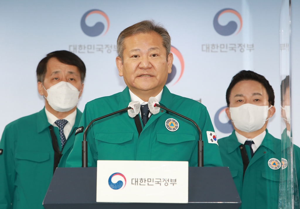 Lee Sang-min, Minister of the Interior and Safety, briefs on the CDSCHQ meeting on strike by unionized truckers at the joint briefing room of the Government Complex Seoul in Jongno-gu, Seoul, on the morning of the 28th.