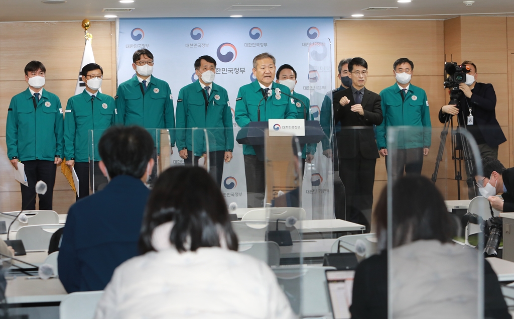 Lee Sang-min, Minister of the Interior and Safety, briefs on the CDSCHQ meeting on strike by unionized truckers at the joint briefing room of the Government Complex Seoul in Jongno-gu, Seoul, on the morning of the 28th.
