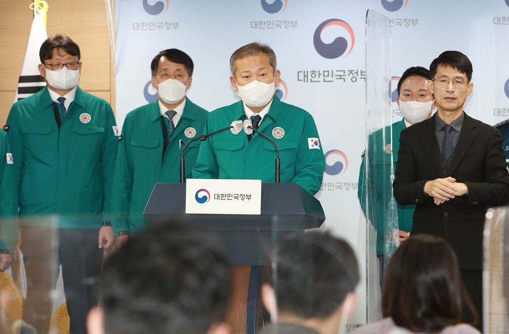 Interior Minister Lee Sang-min answers reporters' questions on the CDSCHQ meeting on strike by unionized truckers at the joint briefing room of the Government Complex Seoul in Jongno-gu, Seoul, on the morning of the 28th.