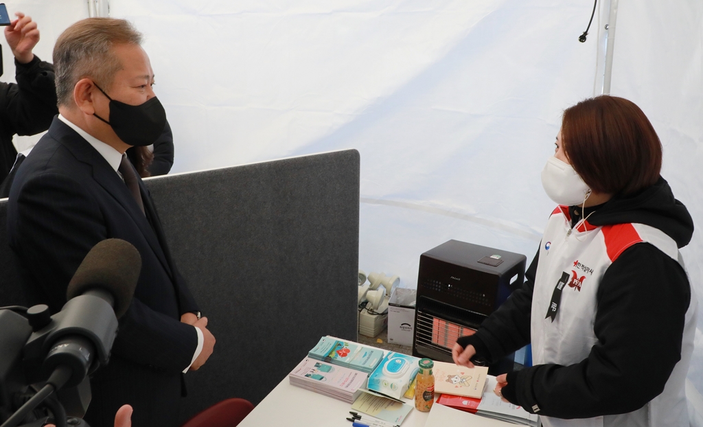 Minister Lee talks with counselors at the on-site Itaewon incident psychological counseling and support center set up in Noksapyeong Station Square in Yongsan-gu, Seoul, on the morning of the 4th.