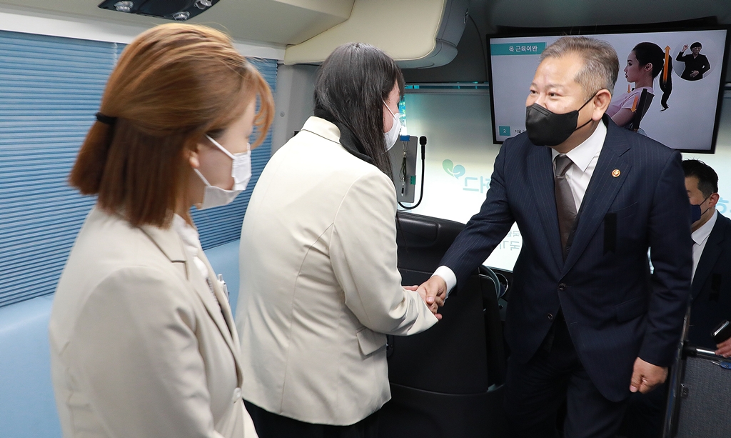 On the morning of the 4th, Minister Lee Sang-min gives his words of encouragement and thanks to the counselors at the on-site Itaewon incident psychological counseling and support center in Noksapyeong Station Square in Yongsan-gu, Seoul.