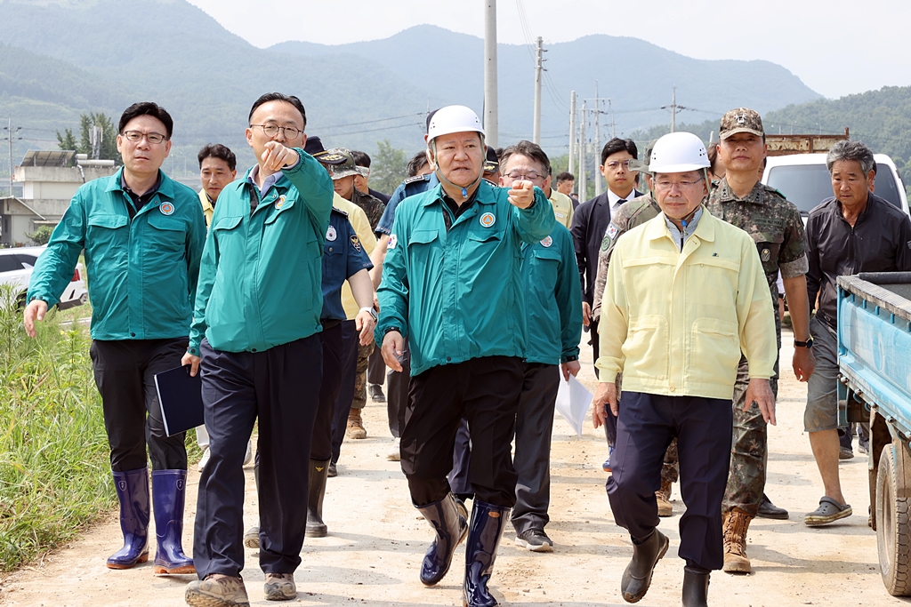 Minister of the Interior and Safety Lee Sang-min visits the typhoon Khanun affected area, Hyoryeong-myeon, Gunwi-gun, Daegu, on the morning of the 13th to inspect the recovery work.