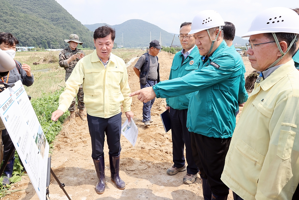 Minister of the Interior and Safety Lee Sang-min visits the typhoon Khanun affected area, Hyoryeong-myeon, Gunwi-gun, Daegu, on the morning of the 13th to inspect the recovery work.