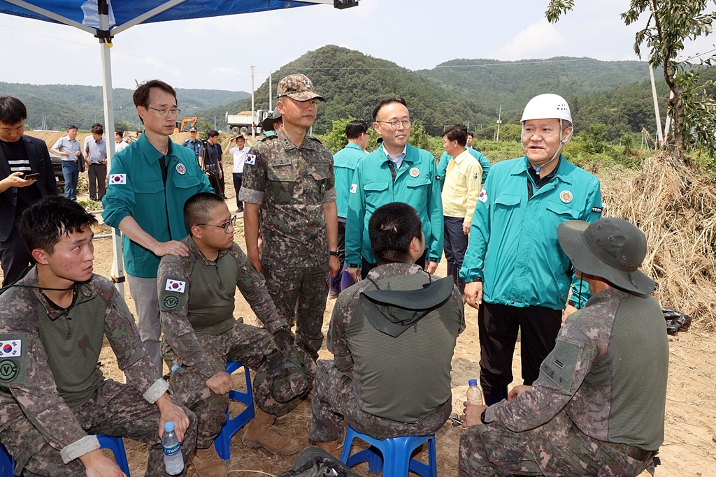 Minister of the Interior and Safety Lee Sang-min visits the typhoon Khanun recovery site in Hyoryeong-myeon, Gunwi-gun, Daegu, on the morning of the 13th to encourage the soldiers who are doing recovery work.