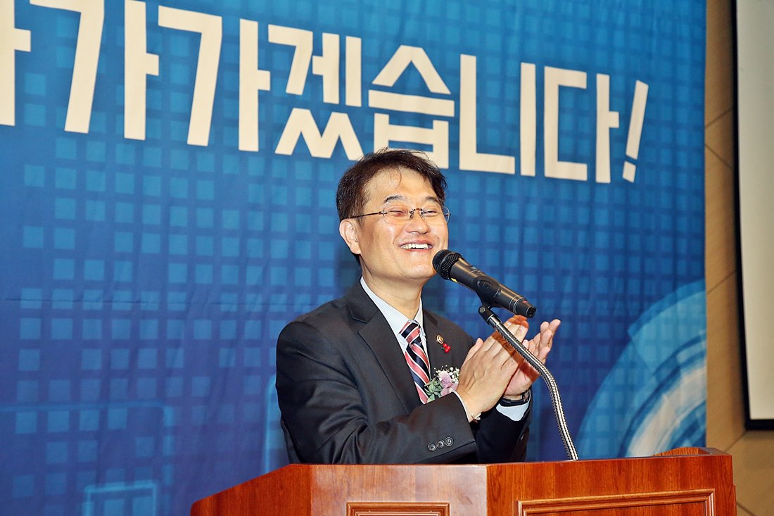 윤종인 차관이 19일 오후 부산항국제전시컨벤션센터(부산 동구)에서 열린 '2018년 민원공무원의 날' 기념식에서 축사를 하고 있다.