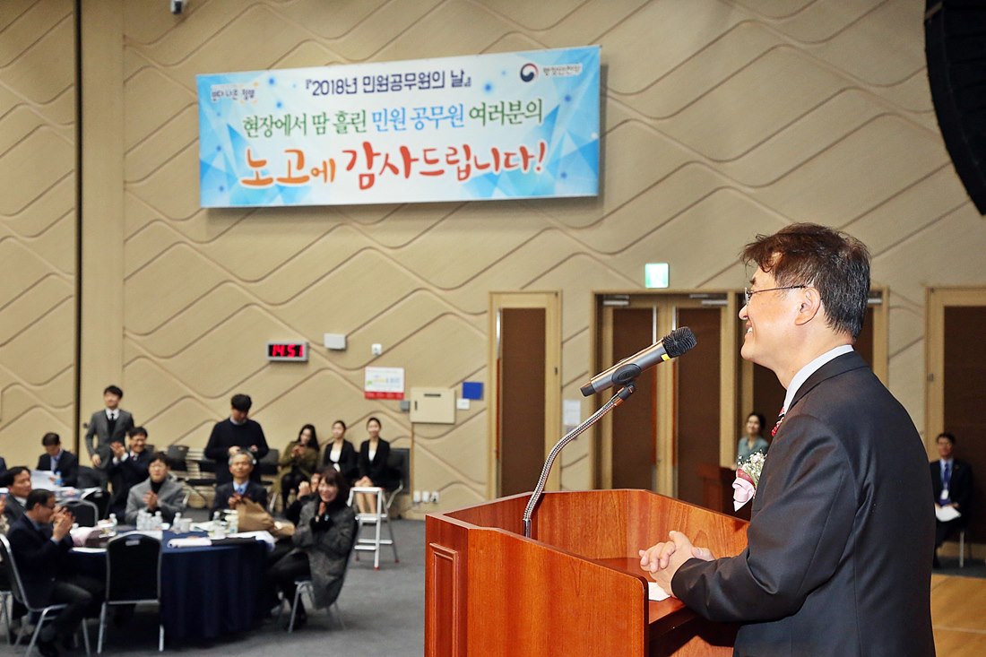윤종인 차관이 19일 오후 부산항국제전시컨벤션센터(부산 동구)에서 열린 '2018년 민원공무원의 날' 기념식에서 축사를 하고 있다.
