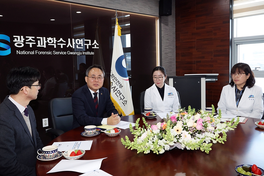고기동 행정안전부 장관 직무대행이 6일 오후 광주과학수사연구소를 방문하여 업무현황 등을 청취한 뒤 제주항공 여객기 사고 수습 대응 관계자를 격려하고 있다.