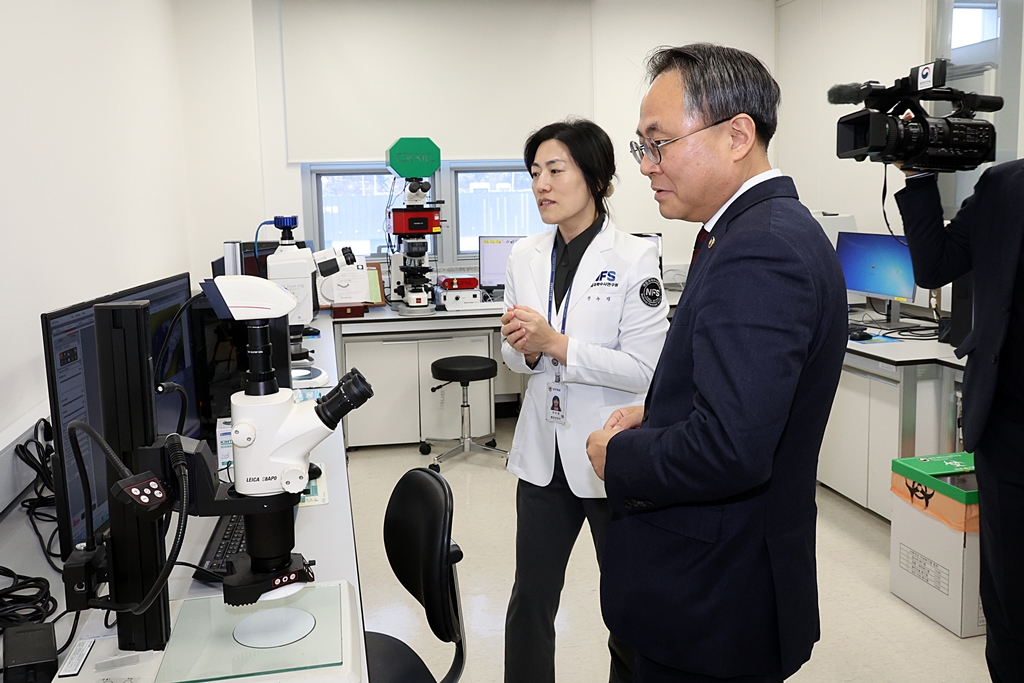 고기동 행정안전부 장관 직무대행이 6일 오후 광주과학수사연구소를 방문하여 업무현황 등을 청취한 뒤 제주항공 여객기 사고 수습 대응 관계자를 격려하고 있다.