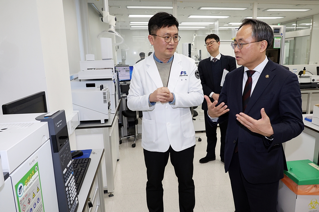 고기동 행정안전부 장관 직무대행이 6일 오후 광주과학수사연구소를 방문하여 업무현황 등을 청취한 뒤 제주항공 여객기 사고 수습 대응 관계자를 격려하고 있다.