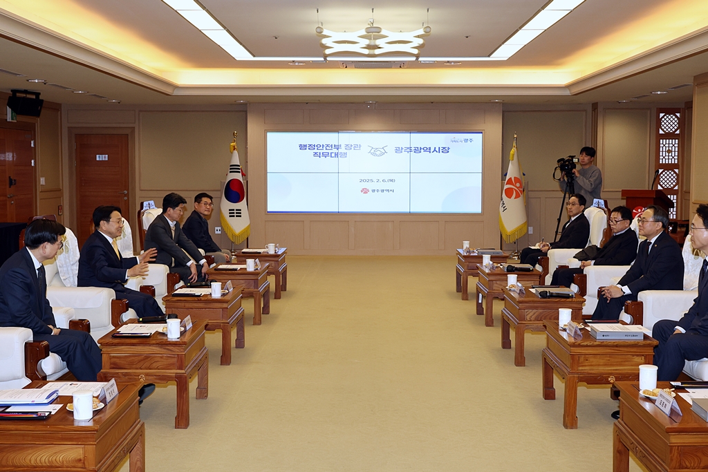 고기동 행정안전부 장관 직무대행이 6일 오후 강기정 시도지사협의회 감사(광주광역시장)를 만나 민생안정을 위한 중앙-지방 간 협력방안 등을 논의하고 있다.