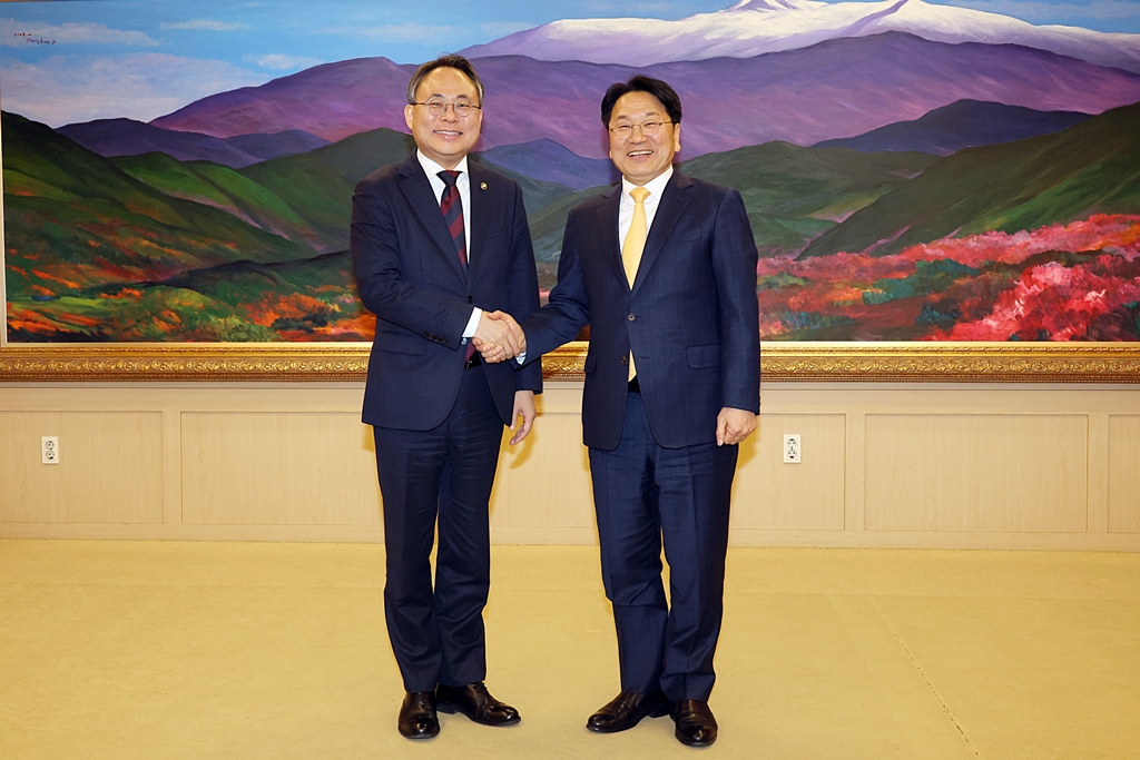 고기동(왼쪽) 행정안전부 장관 직무대행이 6일 오후 강기정 시도지사협의회 감사(광주광역시장)를 만나 민생안정을 위한 중앙-지방 간 협력방안 등을 논의한 뒤 악수하고 있다.