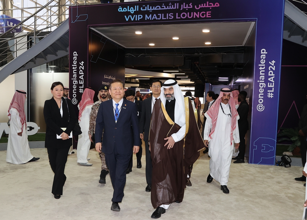 Minister of the Interior and Safety Lee Sang-min attends LEAP 2024 at the Riyadh International Convention and Exhibition Centre in Saudi Arabia on the afternoon of 4 March (local time) and tours the Exhibition Hall guided by Abdullah Alswaha, Saudi Arabia's Minister of Communications and Information Technology.