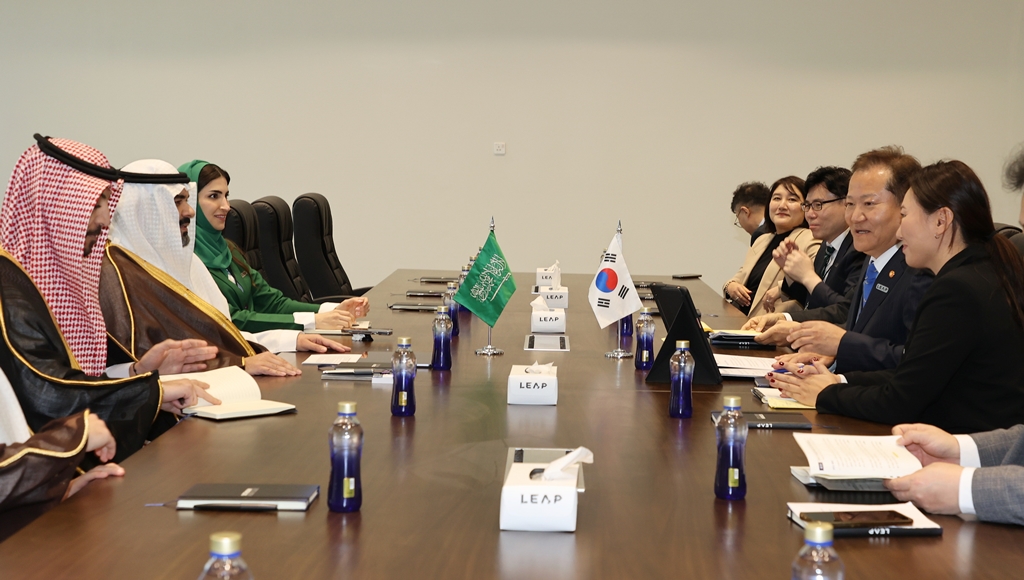 Minister of the Interior and Safety Lee Sang-min meets with the Saudi Arabian Minister Abdullah Alswaha of Communications and Information Technology to discuss ways to strengthen cooperation in the field of digital government at the Riyadh International Convention and Exhibition Centre in Saudi Arabia on the afternoon of 4 March (local time).
