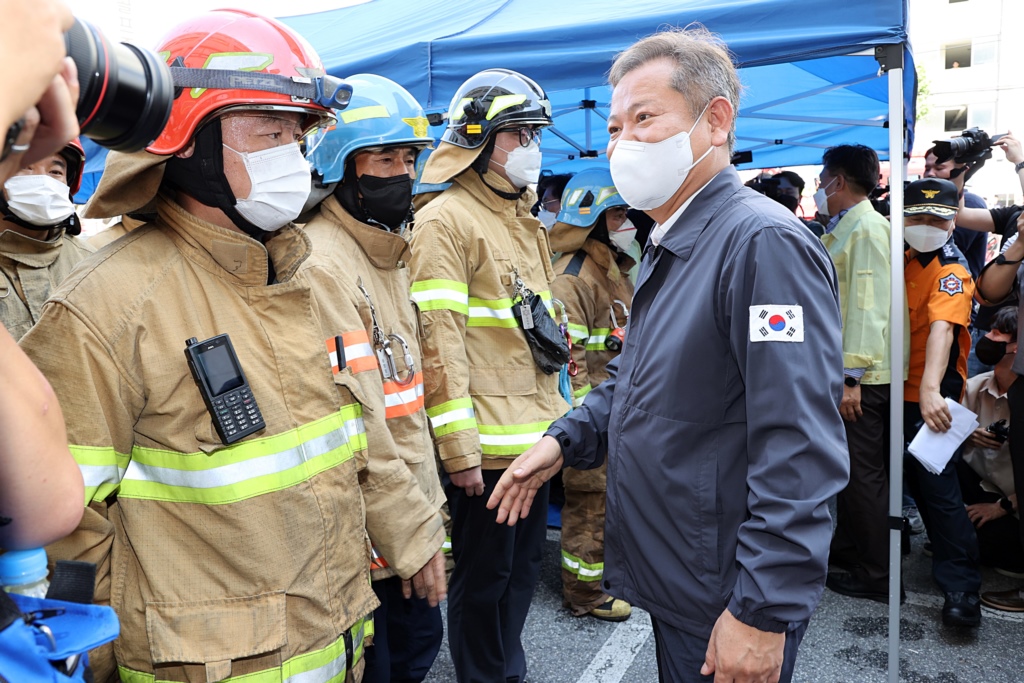 Minister of the Interior and Safety Minister Lee Sang-min visits the hospital fire site in Gwango-dong, Icheon-si, Gyeonggi-do on the afternoon of the 5th and receives a report on the fire fighting progress and gives firefighters encouragement and support.