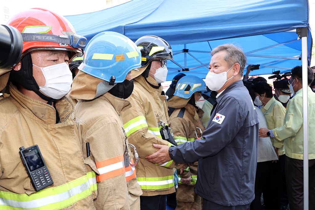 Minister of the Interior and Safety Minister Lee Sang-min visits the hospital fire site in Gwango-dong, Icheon-si, Gyeonggi-do on the afternoon of the 5th and receives a report on the fire fighting progress and gives firefighters encouragement and support.