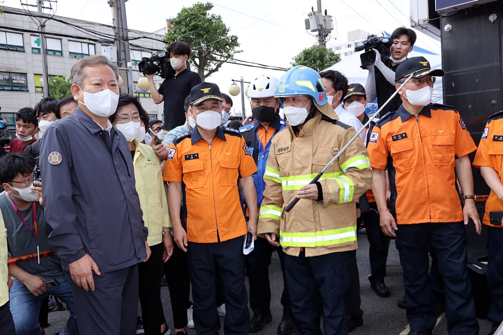 Minister Lee Sang-min is being briefed on the fire fighting progress by firefighters on the hospital fire site in Gwango-dong, Icheon, Gyeonggi-do, on the afternoon of the 5th.