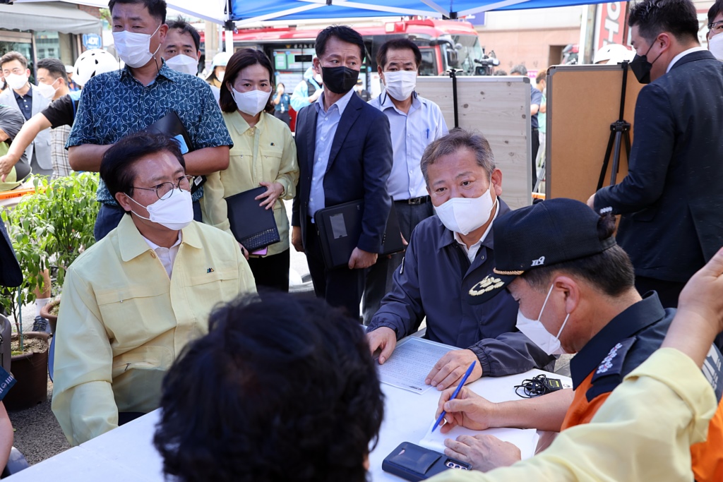 Minister Lee Sang-min is being briefed on the fire fighting progress by firefighters on the hospital fire site in Gwango-dong, Icheon, Gyeonggi-do, on the afternoon of the 5th.