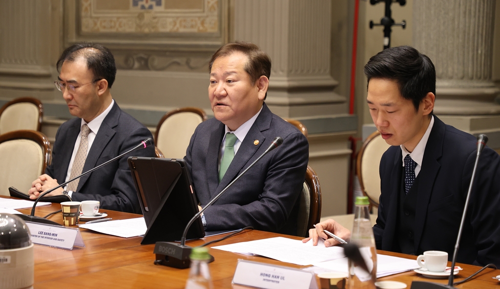 Minister of the Interior and Safety Lee Sang-min discusses the local autonomy and local-led balanced development policies of both countries with Italian Minister for Regional Affairs and Autonomies Roberto Calderoli at the Regional Affairs and Automonies building in Rome, Italy, on the morning of March 7 (local time).