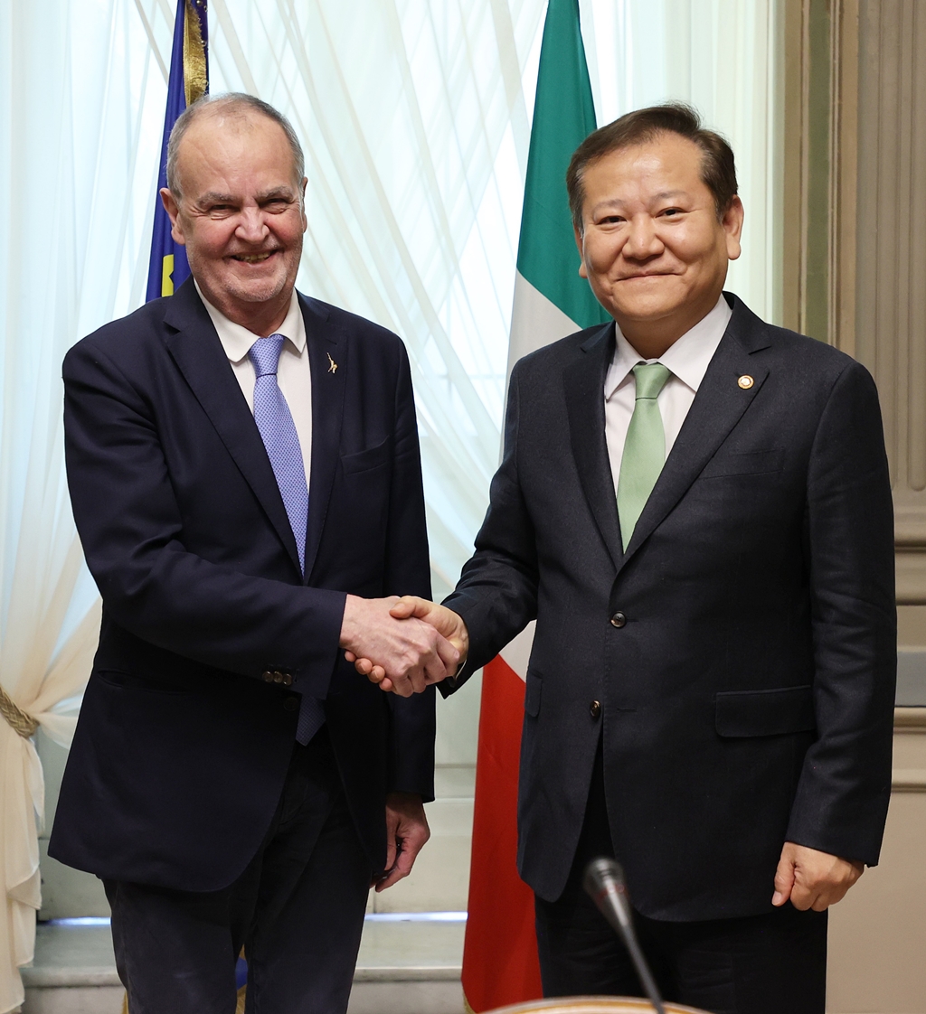 Minister of the Interior and Safety Lee Sang-min takes a commemorative photo with Italian Minister for Regional Affairs and Autonomies Roberto Calderoli after discussing the two countries' local autonomy and local-led balanced development policies at the Regional Affairs and Autonomies building in Rome, Italy, on the morning of March 7 (local time).