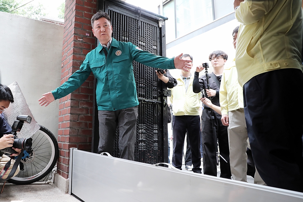 한창섭 행정안전부 차관이 25일 오후 서울시 성동구 일대의 반지하주택을 찾아 물막이판 설치현황을 점검하고 있다.