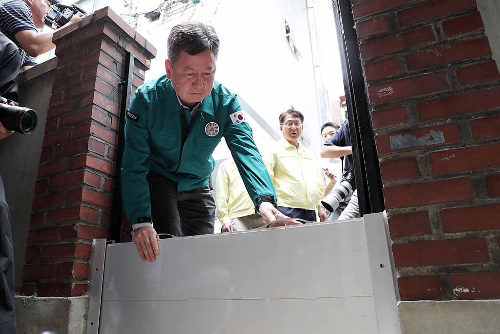 한창섭 행정안전부 차관이 25일 오후 서울시 성동구 일대의 반지하주택을 찾아 물막이판 설치현황을 점검하고 있다.