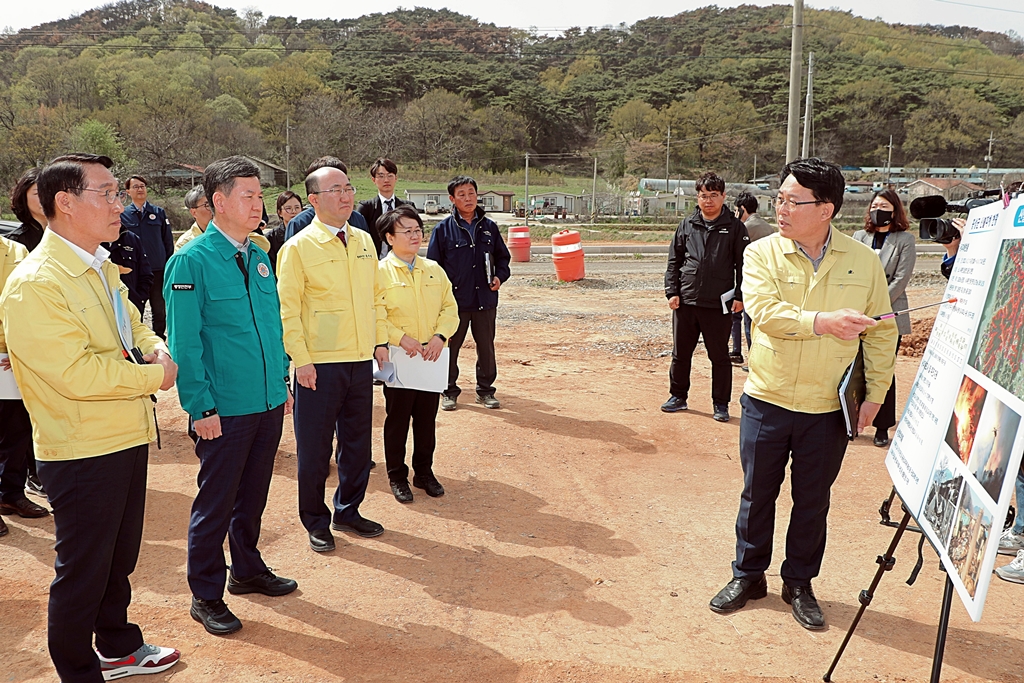 한창섭 행정안전부 차관이 13일 오후 충남 홍성군 서부면 산불 피해현장을 찾아 복구현황을 청취하고 있다.